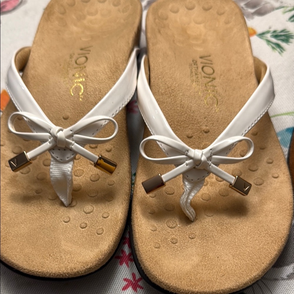 Vionic White and Tan Sandals with Bow Detail